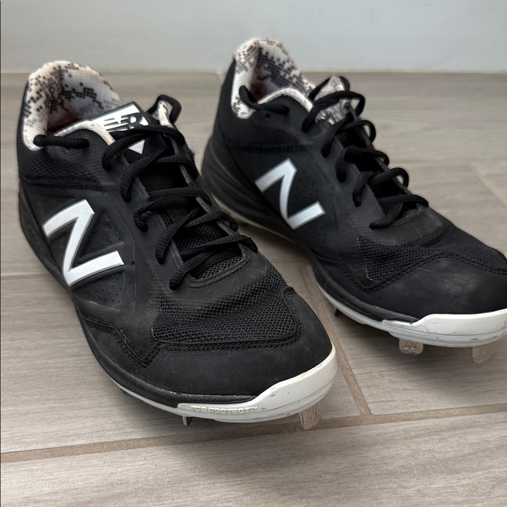 New Balance Tupelok1 Black and White baseball cleats men size 8